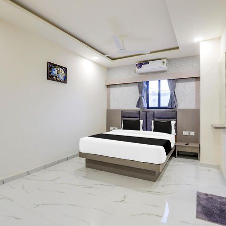 Hotel O Neek Palace Ahmedabad Buitenkant foto