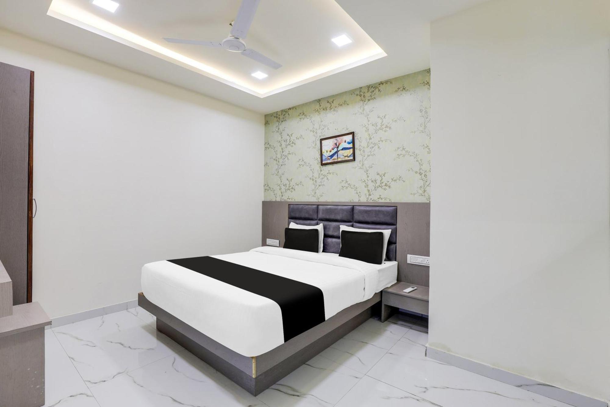 Hotel O Neek Palace Ahmedabad Buitenkant foto