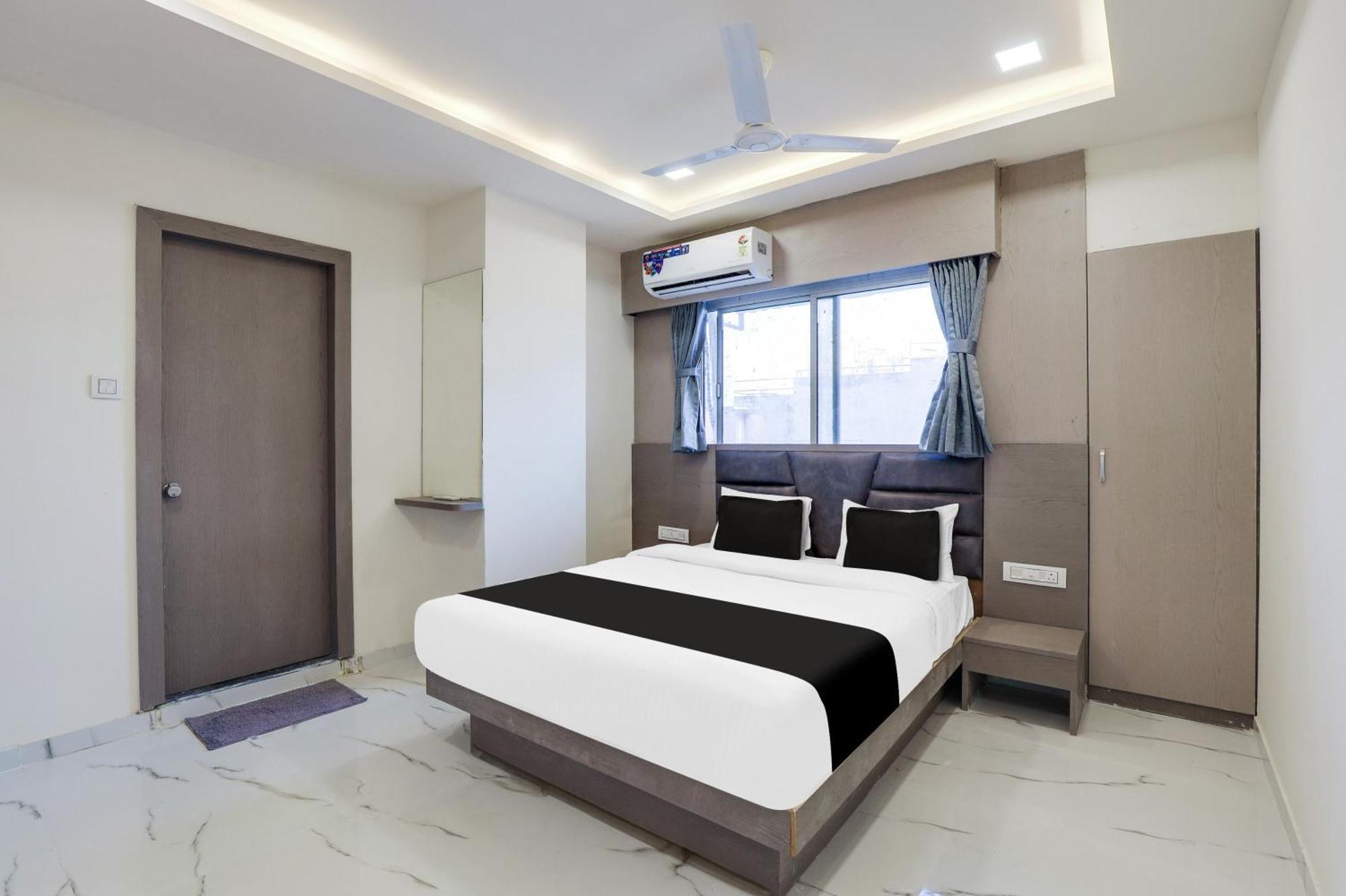 Hotel O Neek Palace Ahmedabad Buitenkant foto