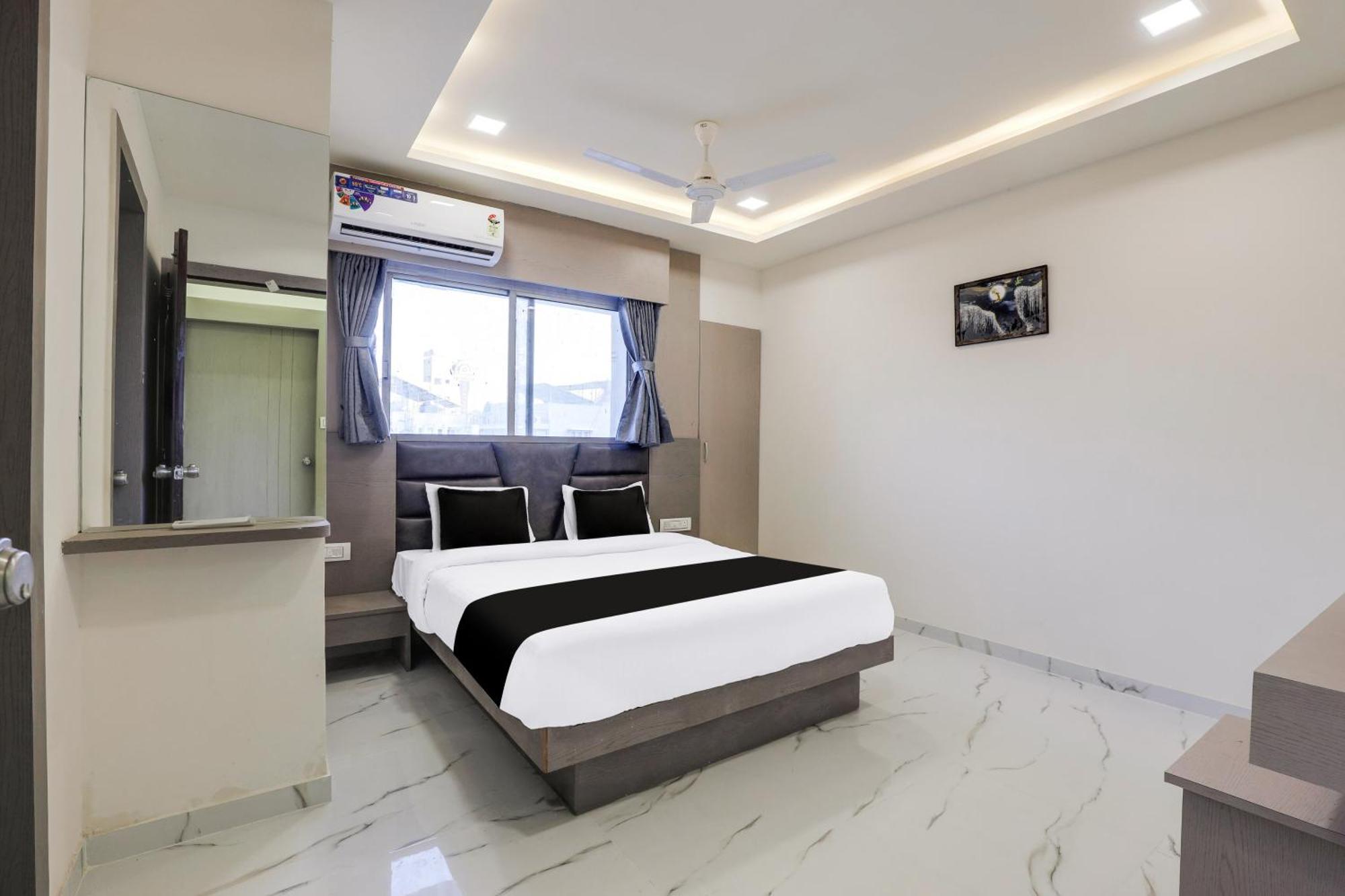 Hotel O Neek Palace Ahmedabad Buitenkant foto